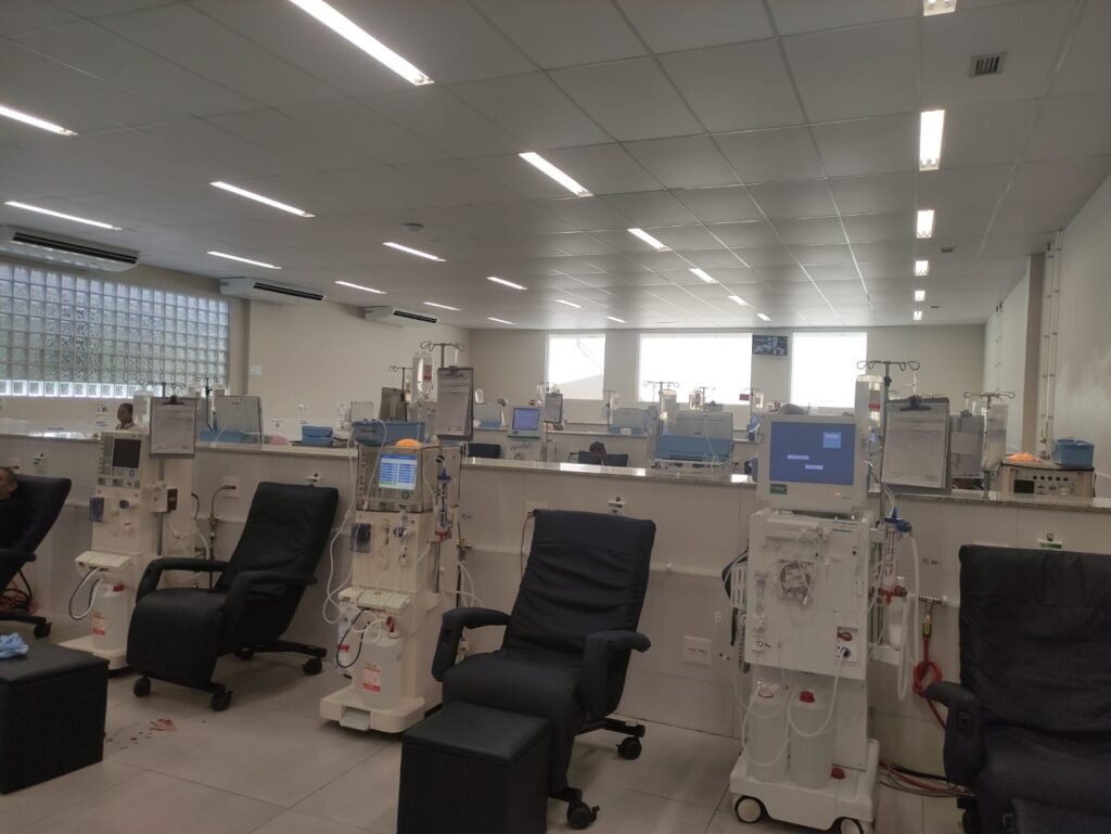 Salão da unidade de Nefrologia do Hospital Evangélico de BH em Contagem teve sua capacidade ampliada